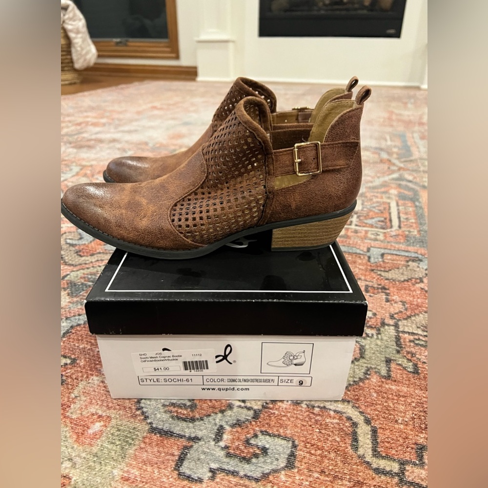 Womens Qupid brown booties